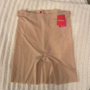Spanx Thinstincts Mid-Thigh Short